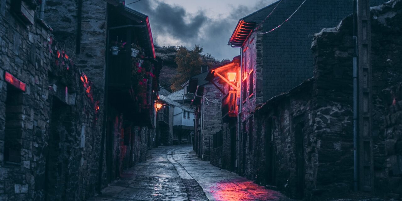 daniele-colucci-Glasgow City Cobbled narrow Street after rain at dusk-unsplash