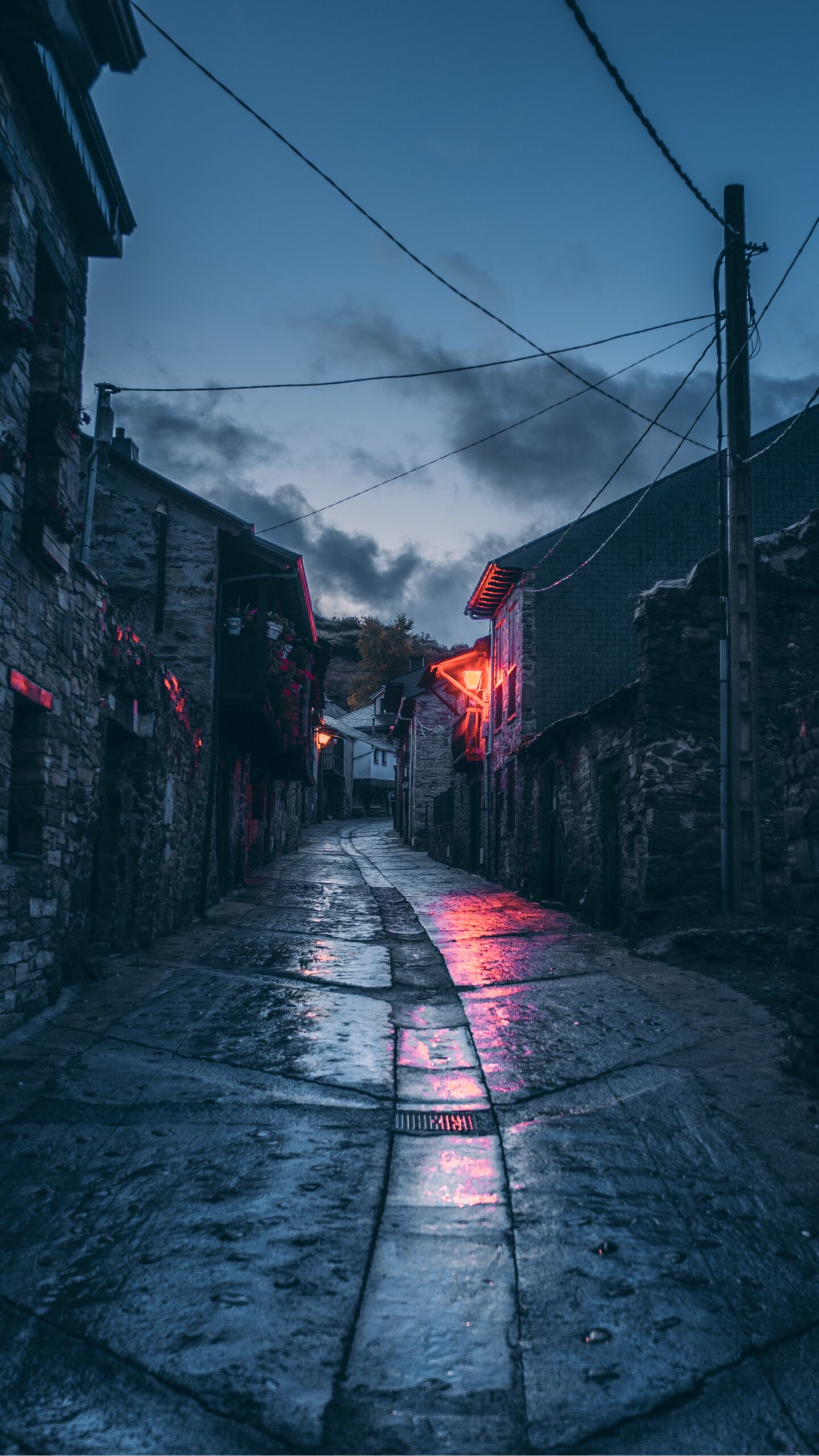 daniele-colucci-Glasgow City Cobbled narrow Street after rain at dusk-unsplash