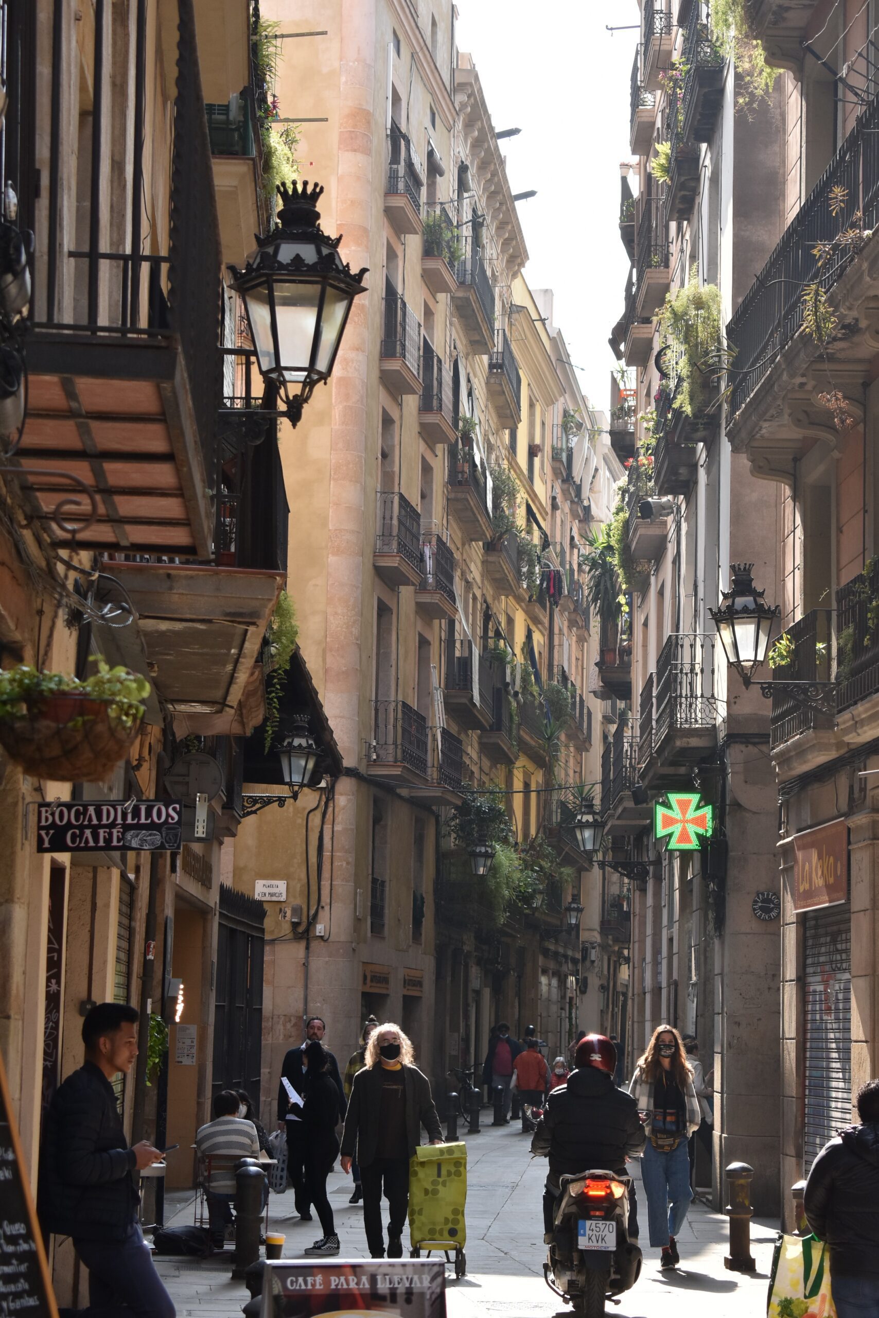 polina-kocheva-Barcelona City Narrow historic avenue-unsplash