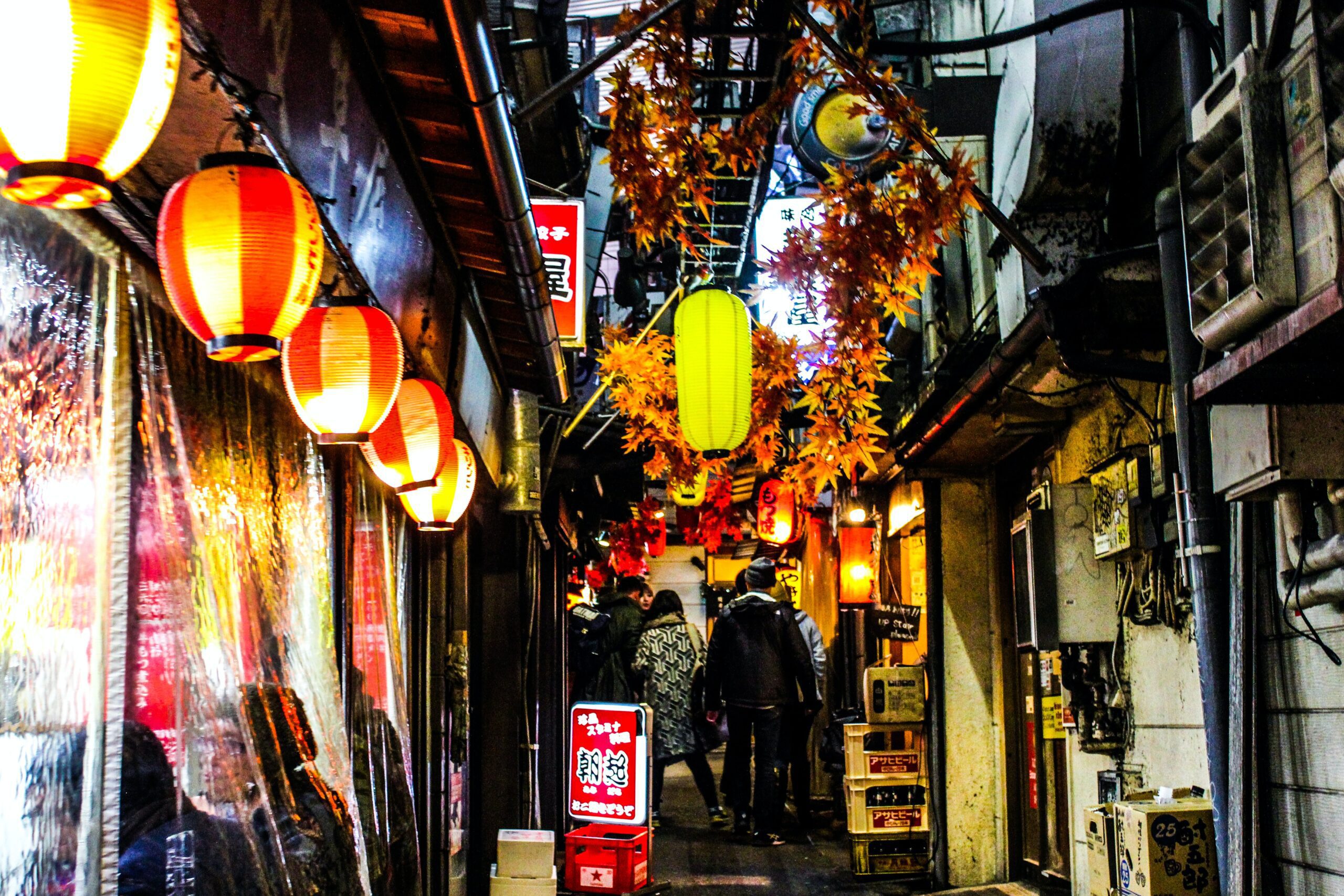 emran-yousof-Glasgow City street lantern lights night unsplash