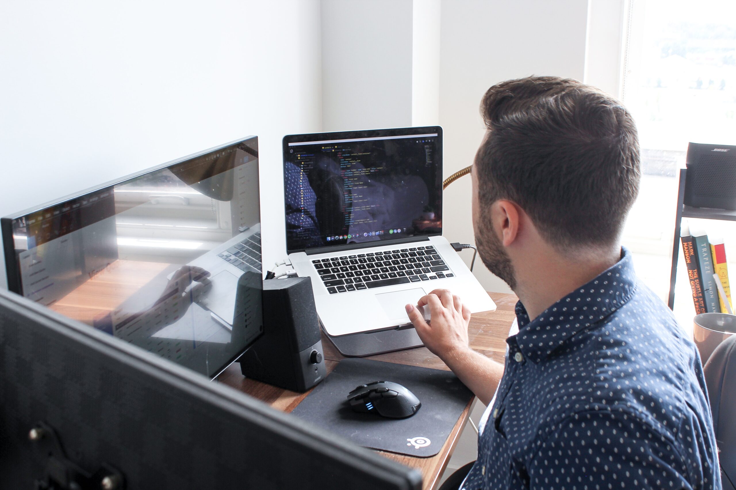 madison-yocum-Front end web developer working on three screens simultaneously-unsplash