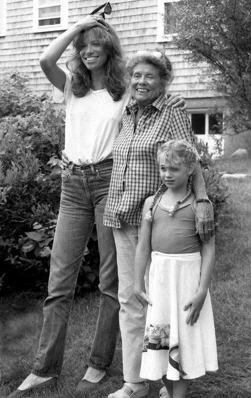 Carly, her mom Sally and Carley Simon