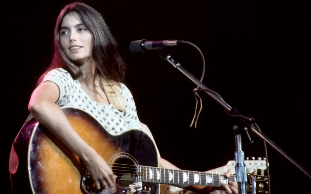 Emmylou-Harris-with-guitar-early-career