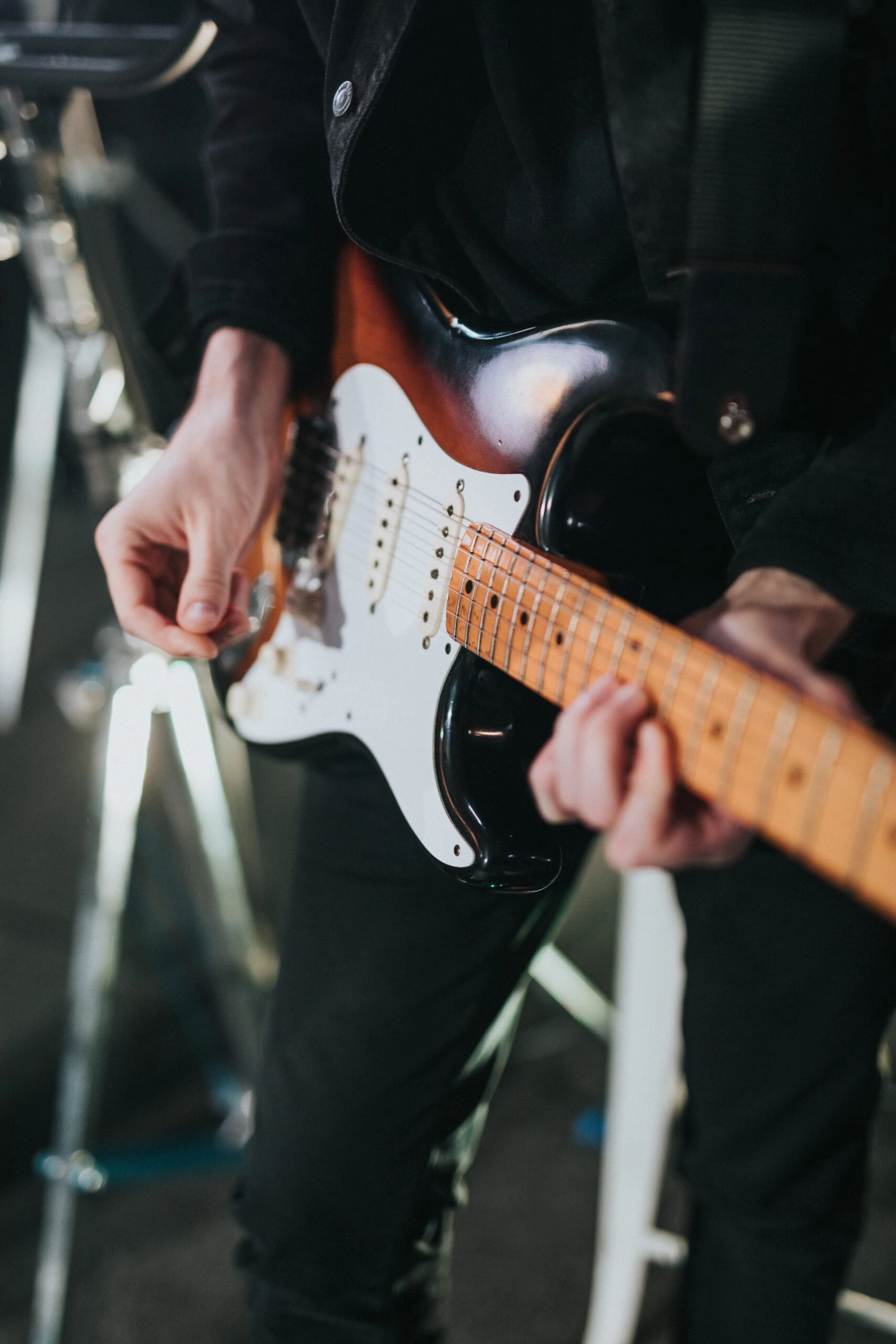 nathan-dumlao-electric guitar-unsplash