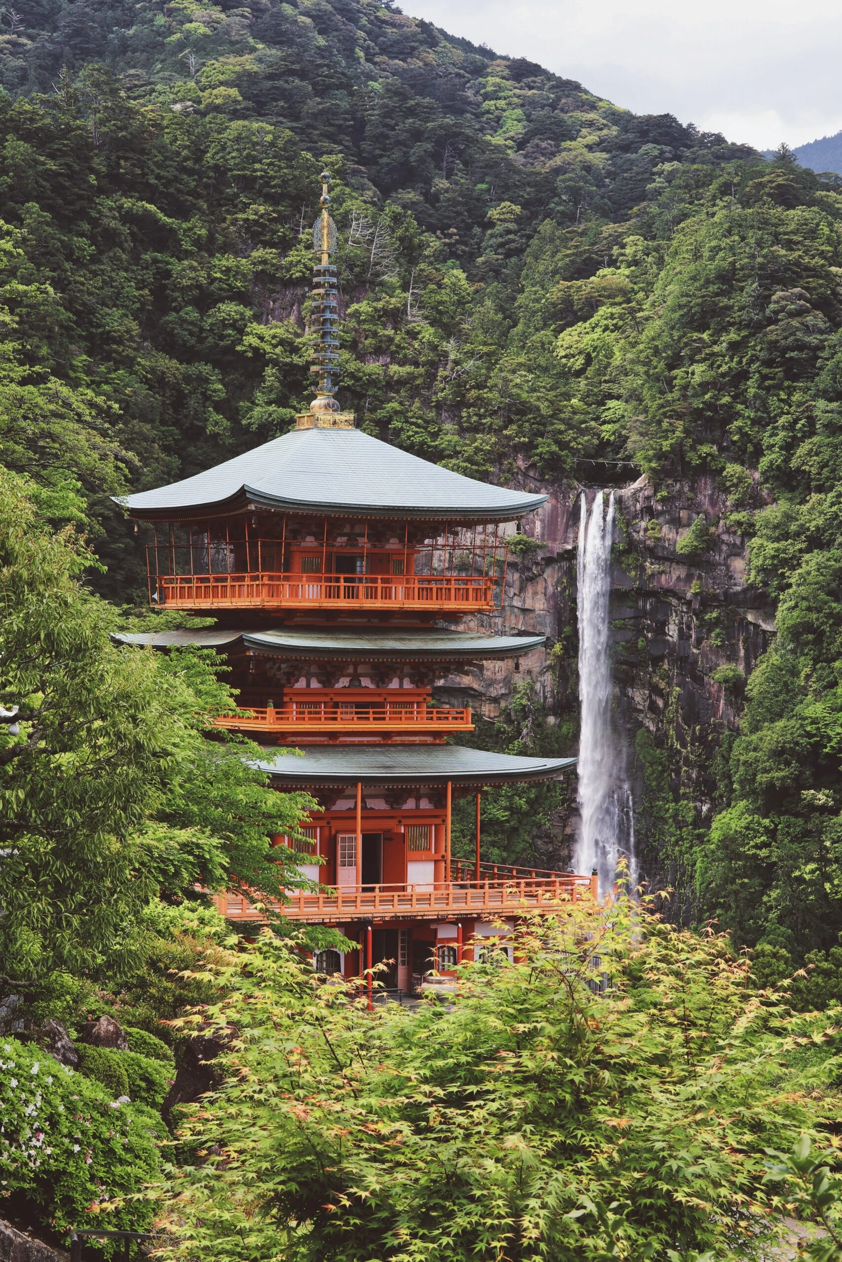 tom-vining-Japanese Pagoda home near falls-unsplash