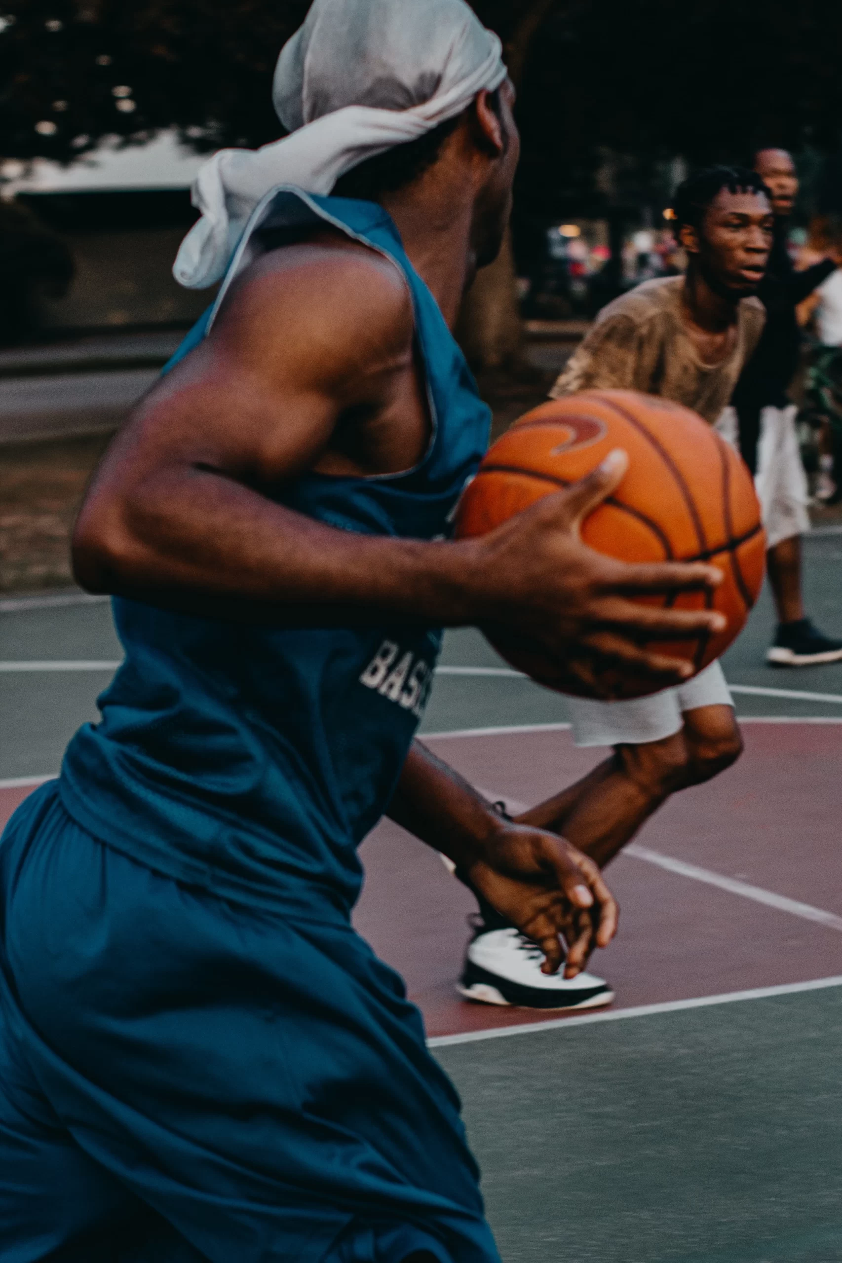 joshua-rodriguez-Basketball player dribbling half court gameunsplash