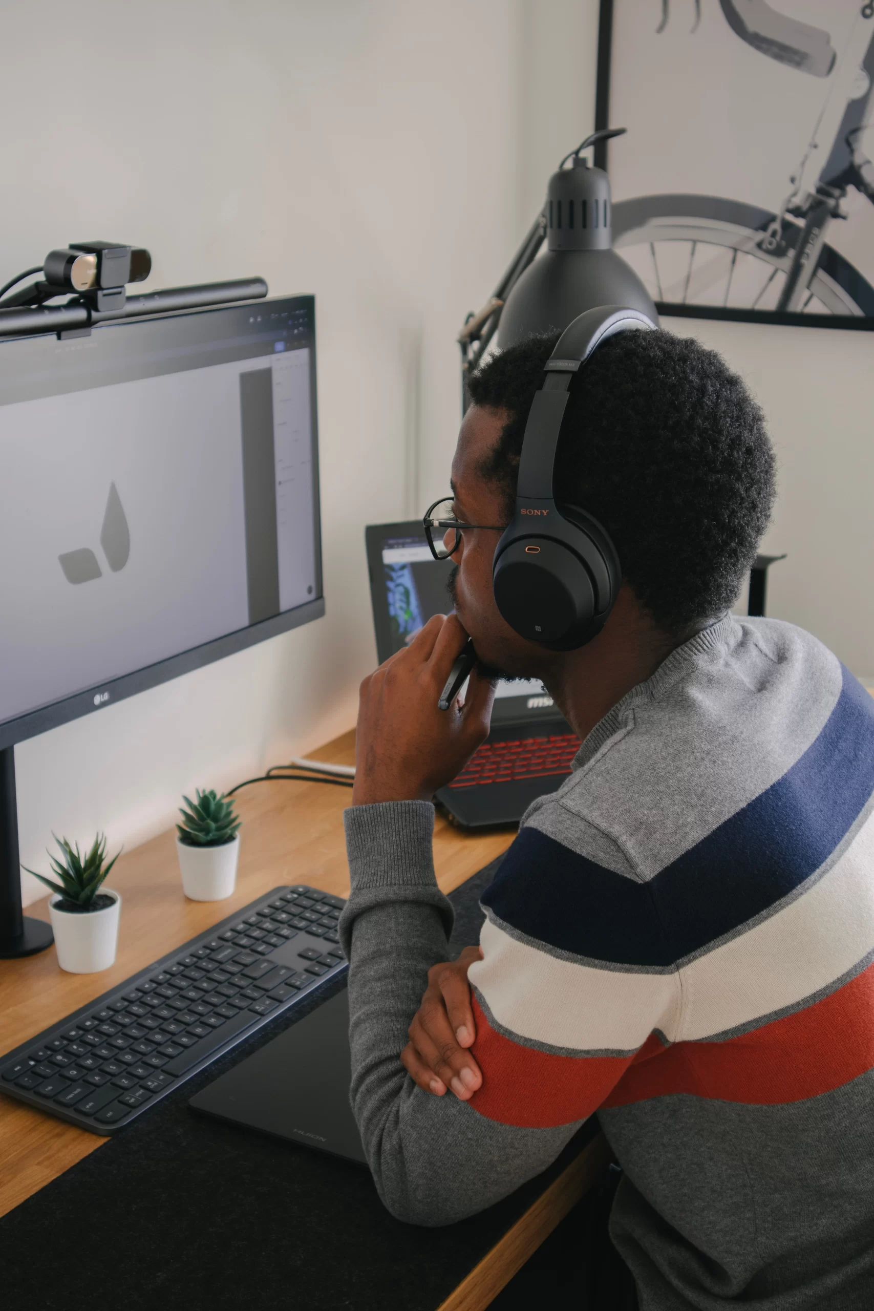 nubelson-fernandes-Student-at-Desktop-with-Headset-onunsplash-scaled.webp