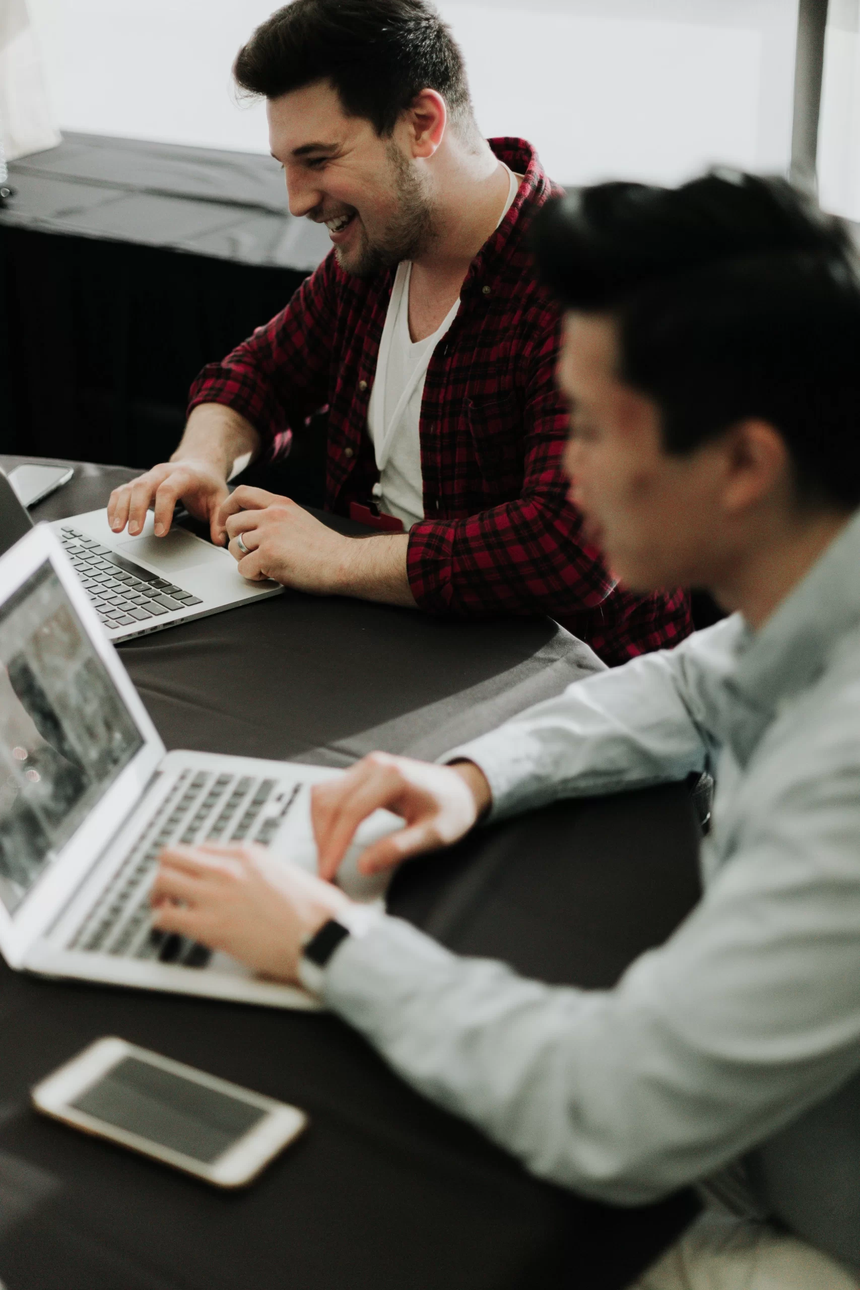 priscilla-du-preez-Njirpln- employees working on group project around board room table-unsplash