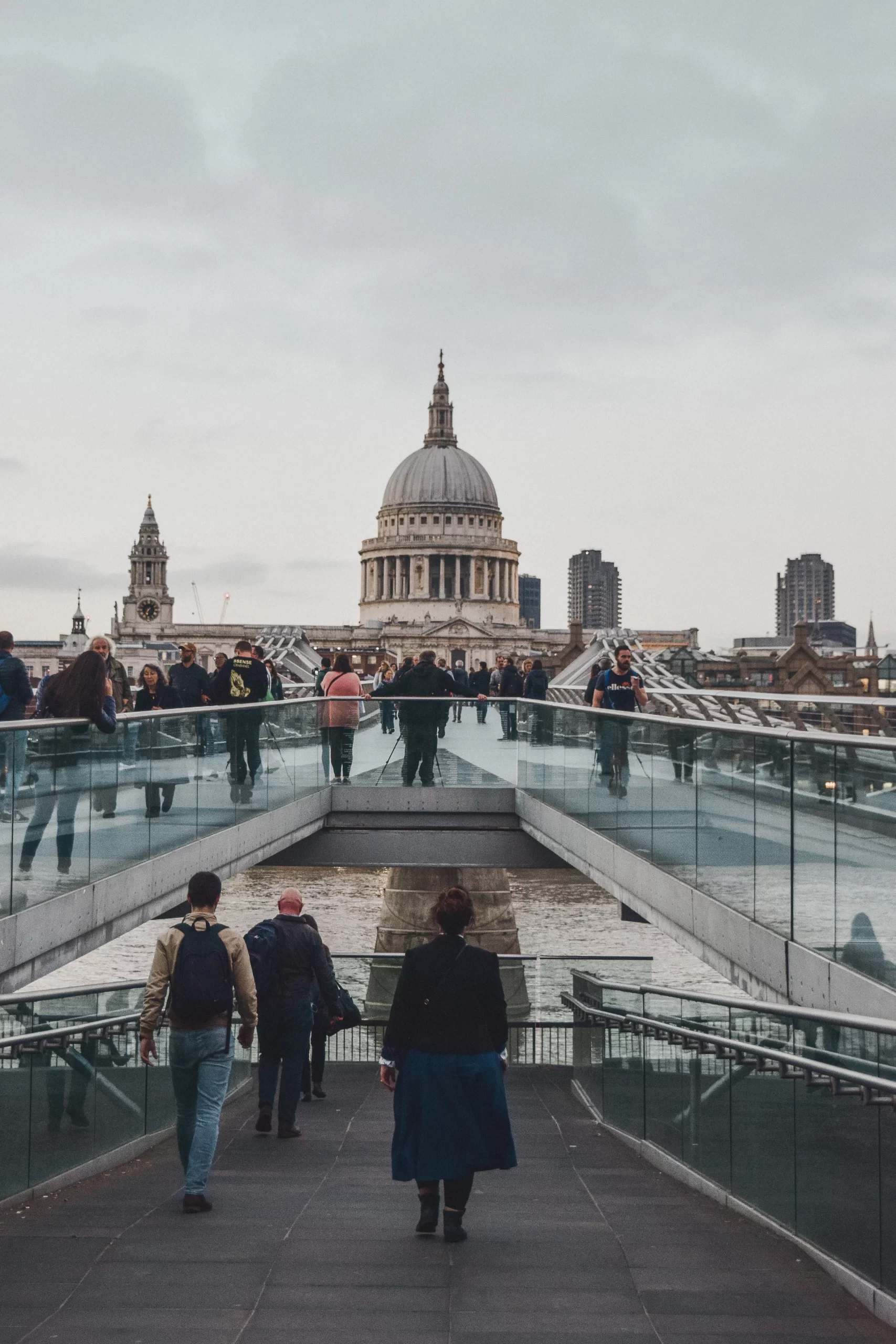 norali-nayla- millennium bridge -unsplash