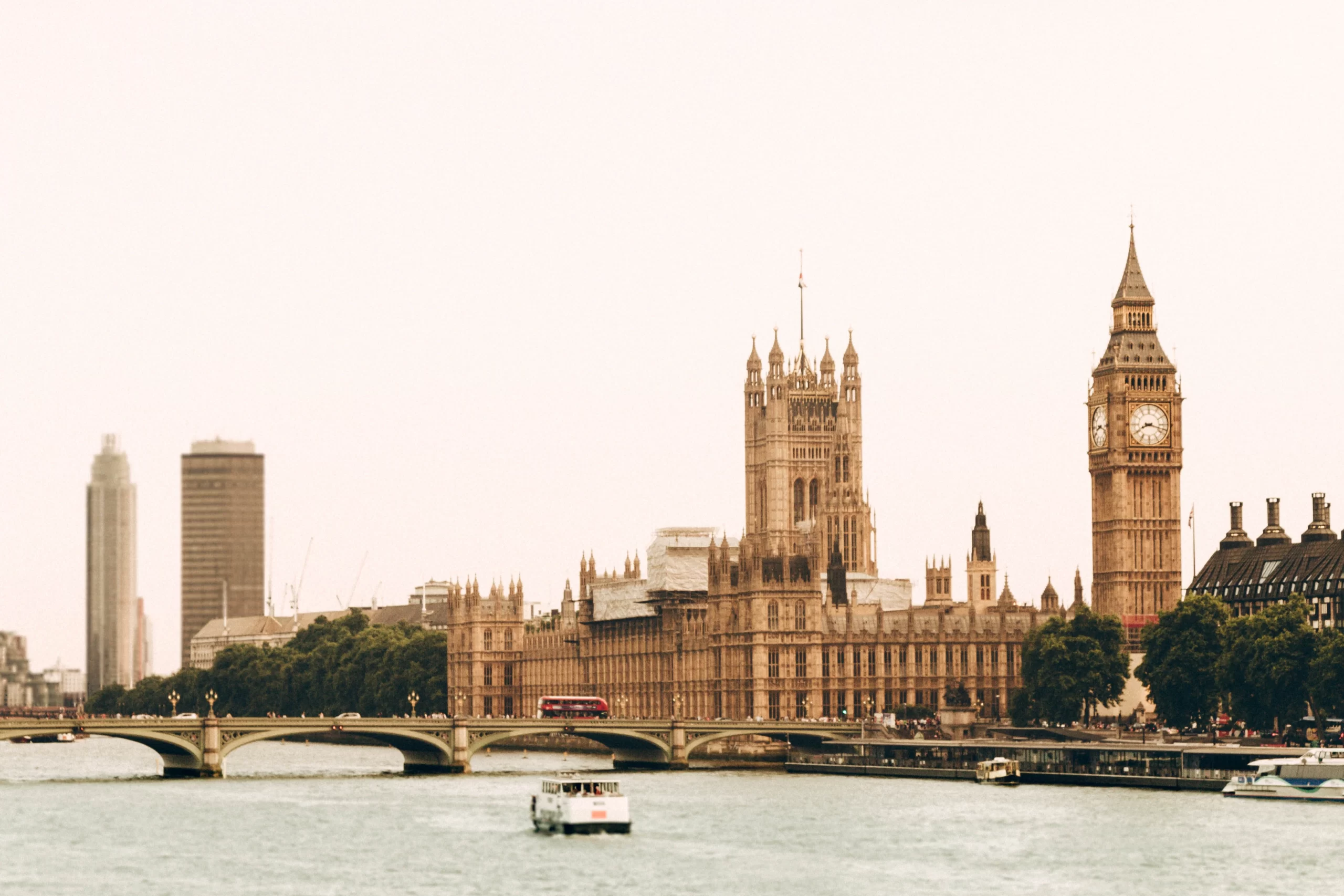 Houses of Parliament en Big Ben, London, United Kingdom Published on December 8, 2017 Canon, EOS 7D Free to use under the Unsplash License