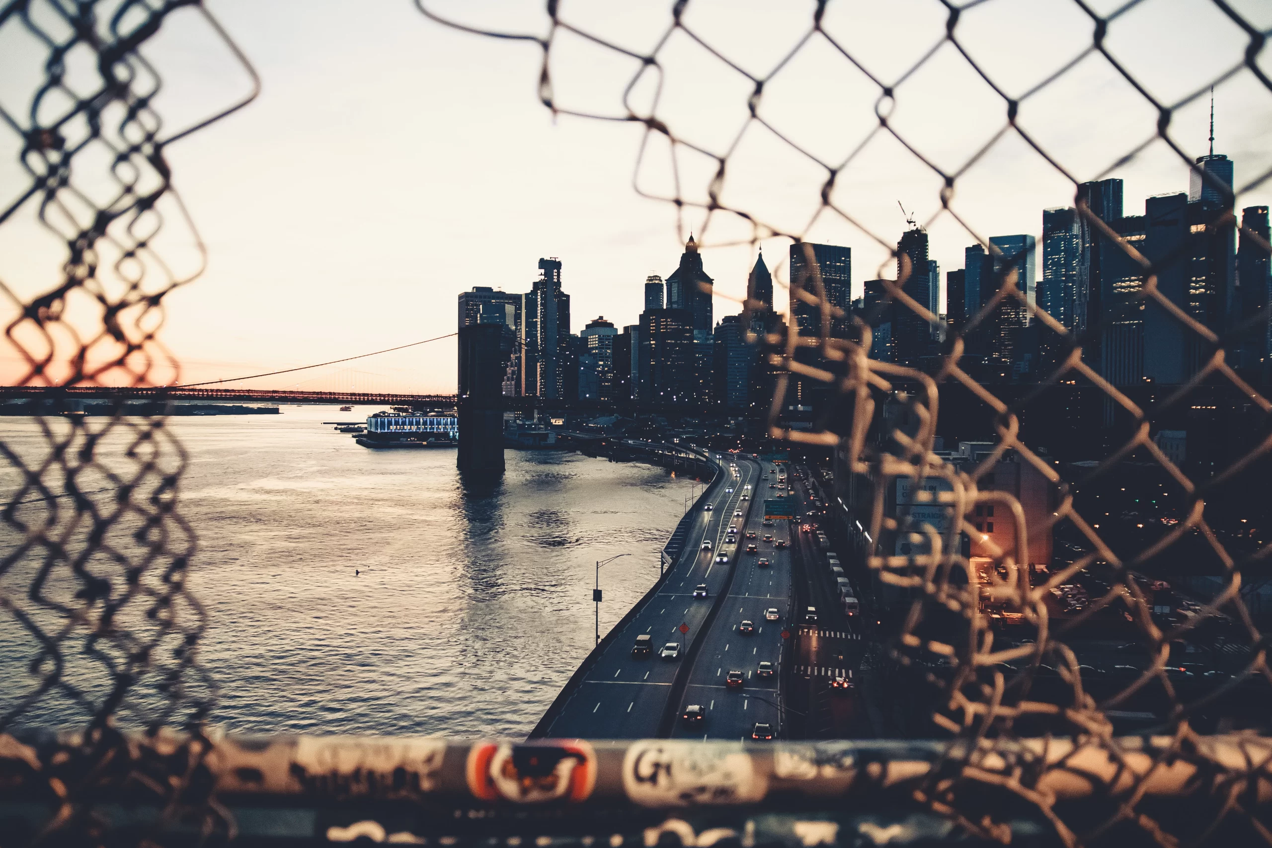 Manhattan Bridge, Brooklyn, NY, EUA Published on July 1, 2020 Canon, EOS 80D Free to use under the Unsplash License new york skyline and brookly bridge at sunset from manhattan bridge