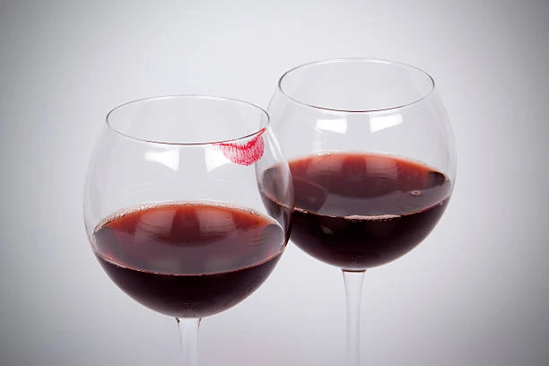 istockphoto-Lipstick on wine glass