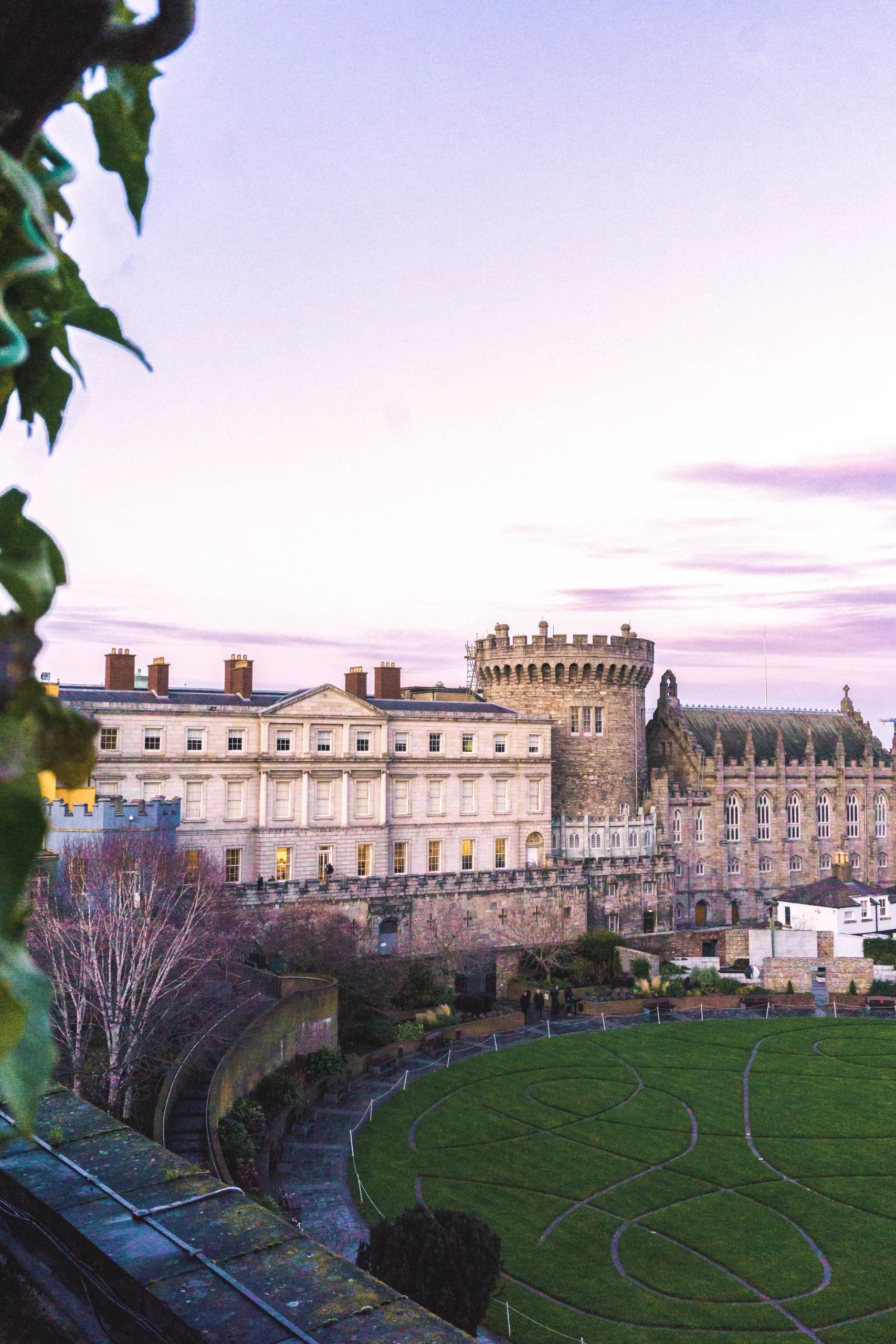 Castle Street, Dublin, Ireland Published on October 7, 2020 SONY, ILCE-6000 Free to use under the Unsplash License Setting sun behind Dublin Castle