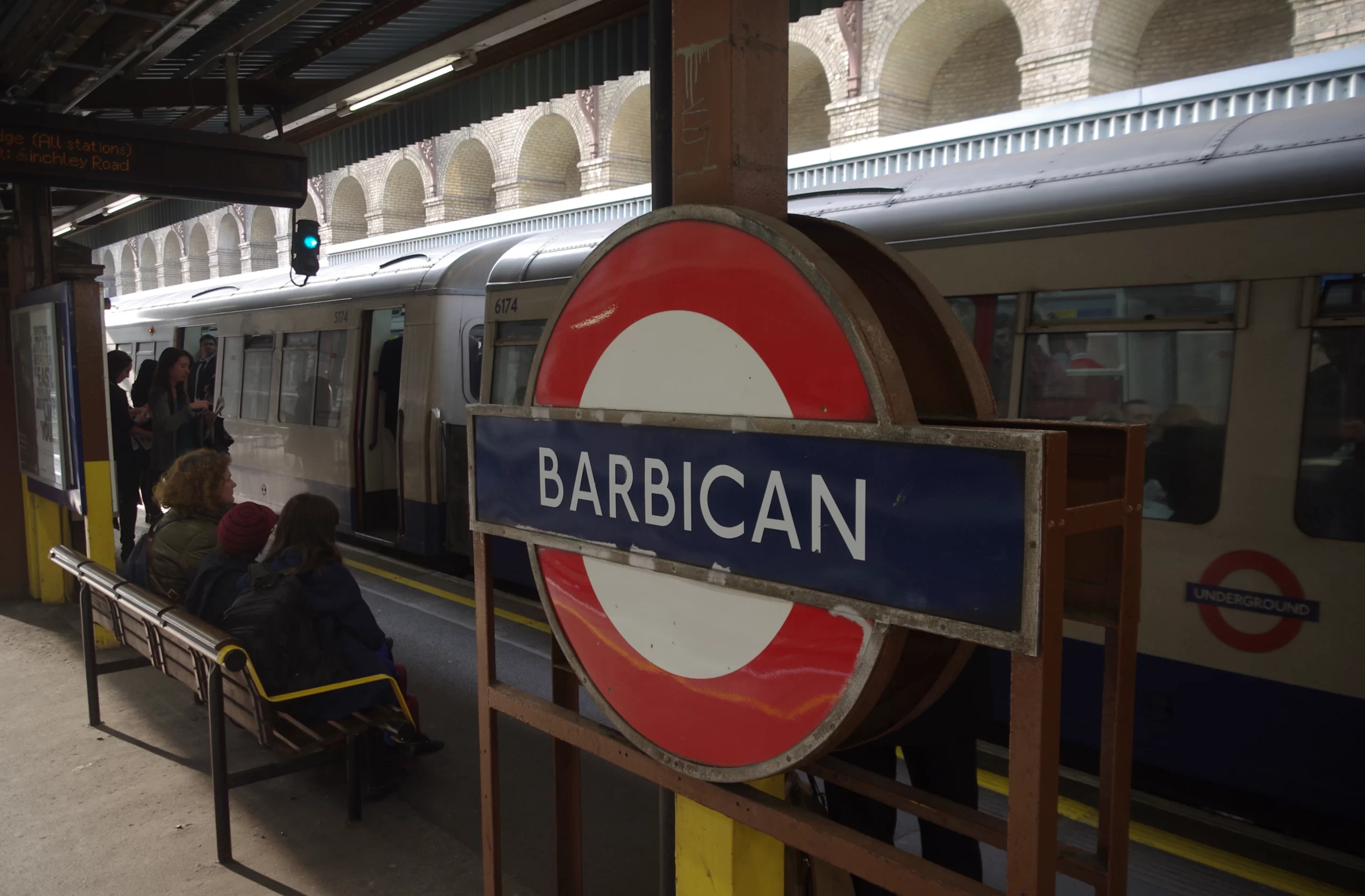 Barbican_tube_station_MMB_06