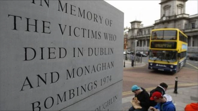 _5273Dublin and Monaghan building Bombings 1974 Victims Memorial up close with bus approaching stop