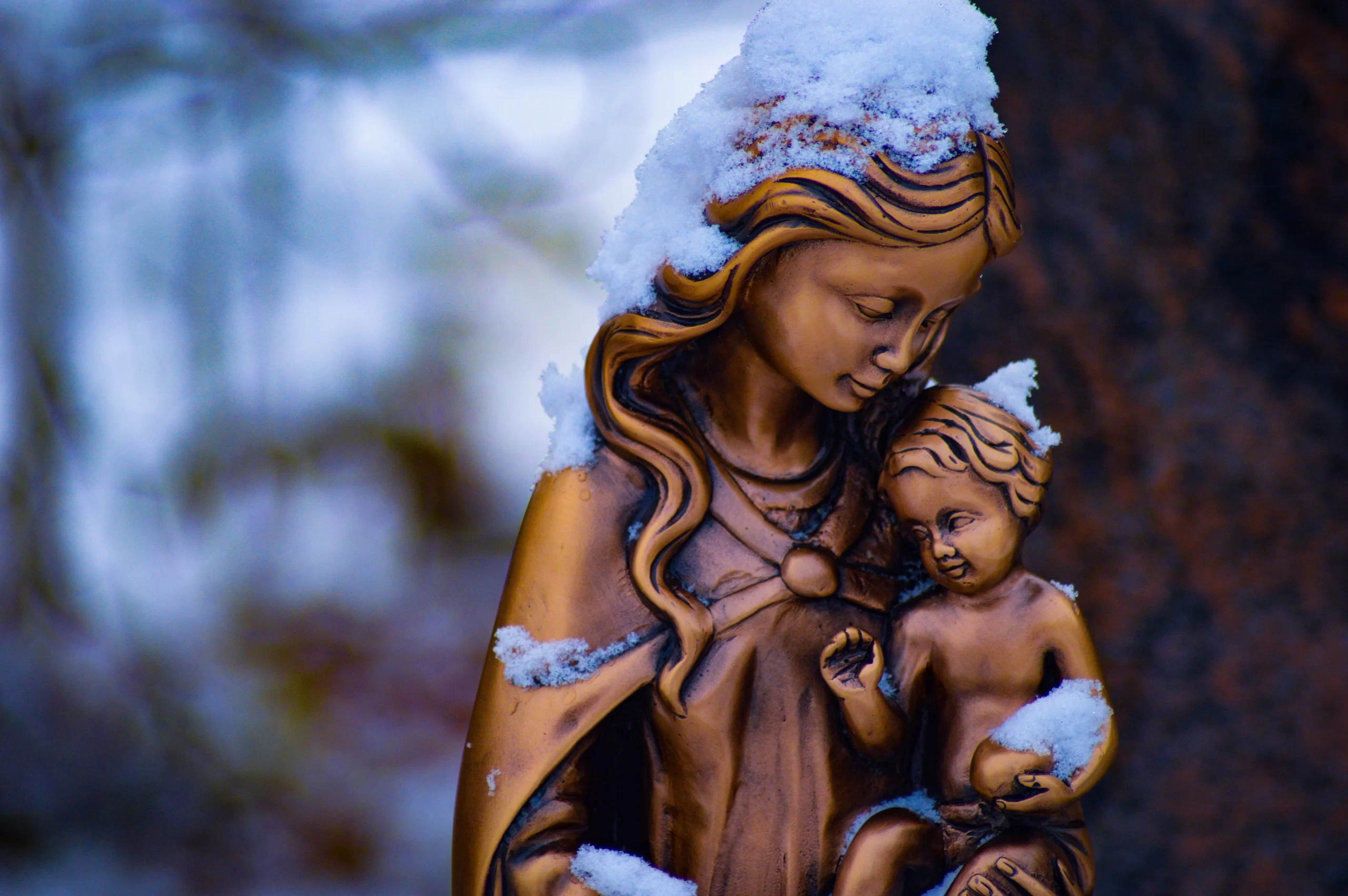 Mother Mary with infant son statue with snow on heads Mechernich, Germany Published on December 12, 2018 NIKON CORPORATION, NIKON D3200 Free to use under the Unsplash License