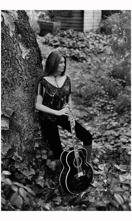 Emmylou Harris at Home, Los Angeles, California, 1980</p>
<p>Photo Henry Horenstein</p>
<p>