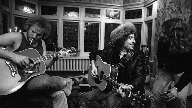 During downtime from the tour, Dylan jams with Roger McGuinn and Gordon Lightfoot.